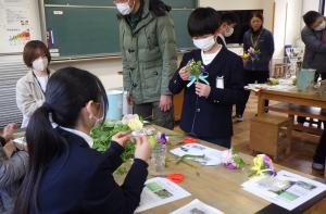 コサージュを仕上げる児童（蛍明小学校）