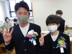 完成したコサージュを胸に（蛍明小学校）