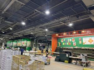 ぶどうの荷が積まれたセリ前の会場の写真